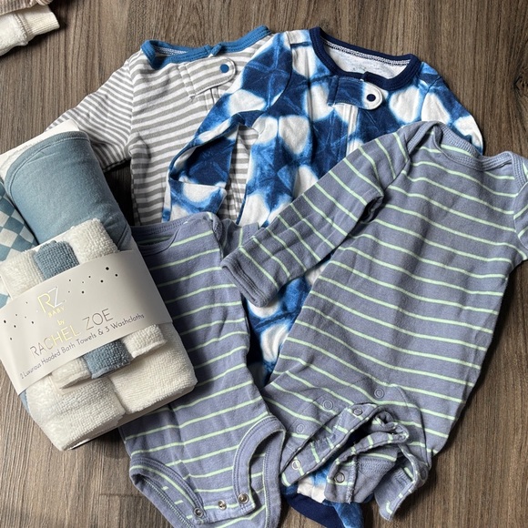 Bundle of Newborn Outfits and towels - Picture 1 of 12